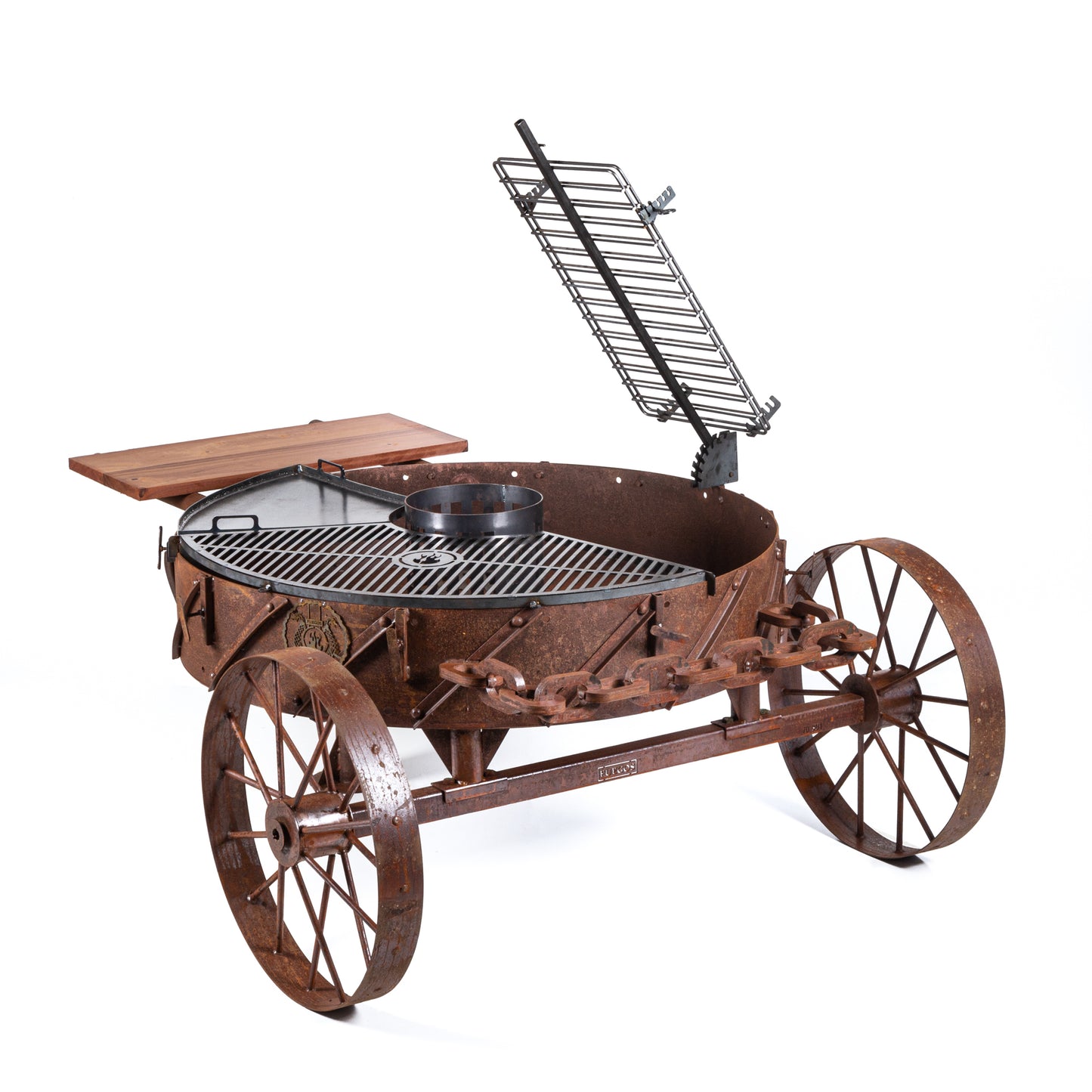 Rodeo PRO rust, three-quarter front view showing the grill, griddle and brazier