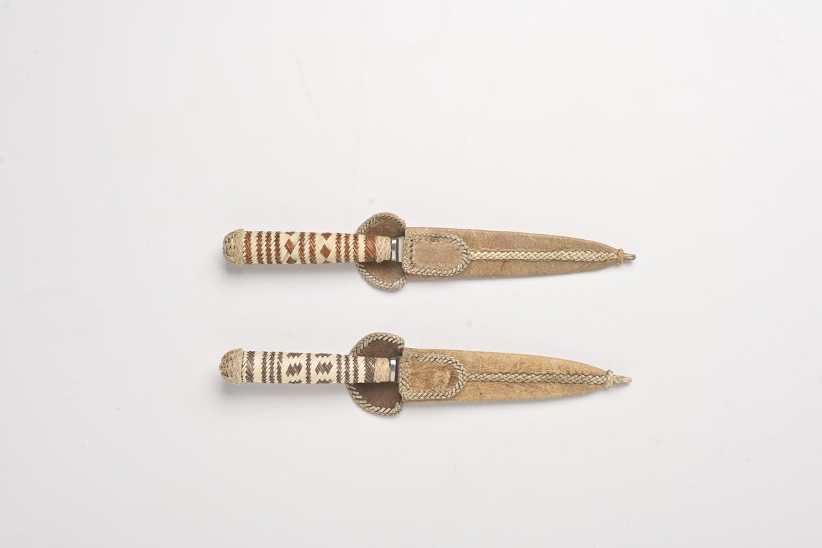 Filo y Más 14 cm knives with braided leather tiento handles in their sheaths
