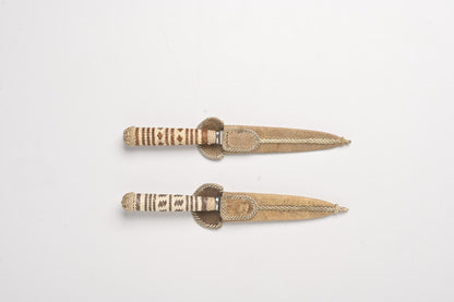 Filo y Más 14 cm knives with braided leather tiento handles in their sheaths